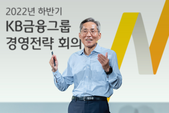KB Financial Group Chairman Yoon Jong-kyoo speaks at a corporate event in Gwnagjin District, eastern Seoul, in July. [YONHAP]