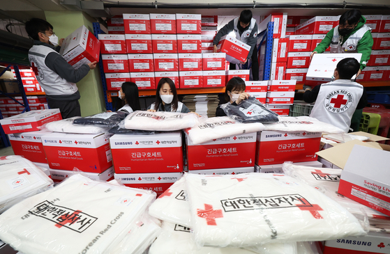 Kore Kızılhaçı personeli, Türkiye ve Suriye'yi vuran yıkıcı depremin ardından yardım çabalarını desteklemek için Çarşamba günü Suwon, Gyeonggi'de battaniye gibi acil durum malzemeleri hazırlıyor. [YONHAP]