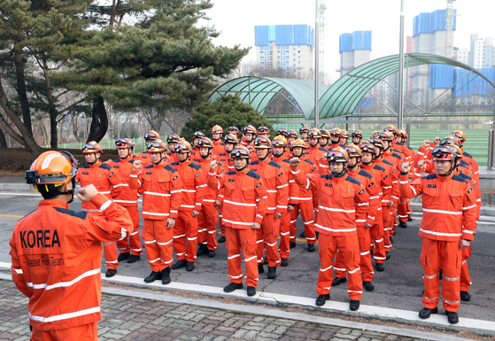 Members of the Korea Disaster Relief Team gather at the 119 Special Rescue Service headquarters in Namyangju, Gyeonggi, on Tuesday ahead of their departure for Turkey to join international rescue efforts after a devastating earthquake hit Turkey and Syria the previous day. [NEWS1]