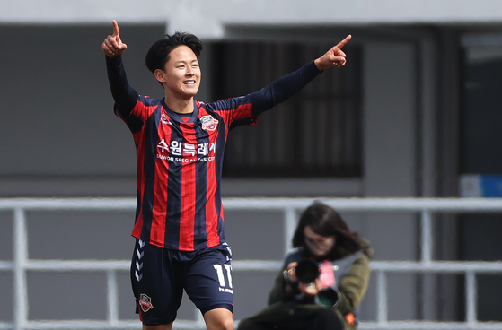 Lee Seung-woo of Suwon FC celebrates after scoring a goal in a K League 1 game against Daegu FC at Suwon Sports Complex in Suwon, Gyeonggi on March 20, 2022. [YONHAP] 