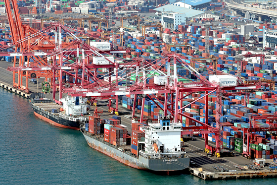 Container boxes are stacked at a port in Busan, a port city in southern Korea, on Feb. 1. [JOONGANG ILBO]