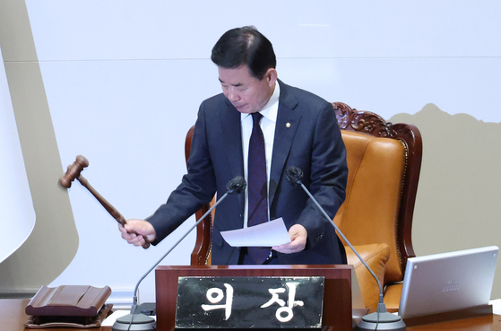 National Assembly Speaker Kim Jin-pyo announces the passage of the impeachment motion against Interior Minister Lee Sang-min at the National Assembly in Yeouido, western Seoul on Wednesday. [YONHAP]