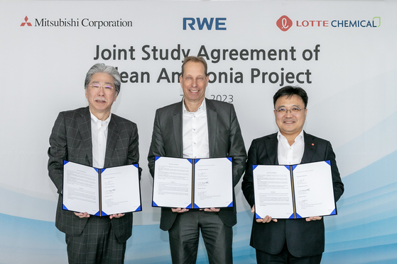 Executivies from Lotte Chemical, RWE and Mitsubishi Corporation take a photo after signing an agreement to run a joint ammonia project in Jamsil-dong, southern Seoul, on Feb. 7. [LOTTE CHEMICAL] 