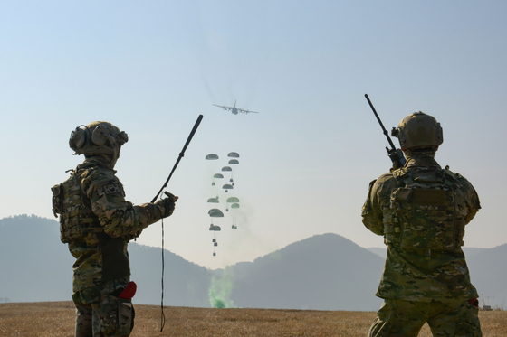 A combat control team of the Korean Air Force remotely controls a C-130 transport plane in Uiryeong County, South Gyeongsang on Wednesday as part of a cargo air-drop exercise. [YONHAP] 