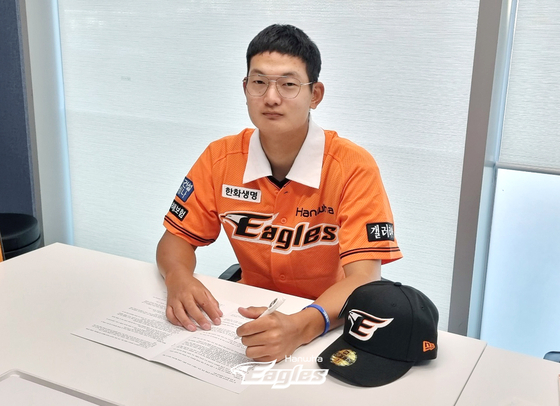 Kim Seo-hyeon signs with the Hanwha Eagles in a photo shared by the club on Sept. 27, 2022.  [HANWHA EAGLES]