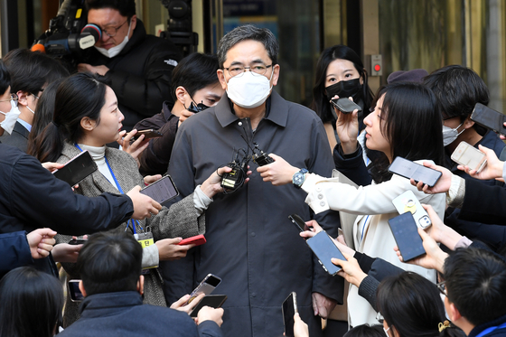 〈Kwak Sang-do, former People Power Party lawmaker, answers questions after the Seoul Central District Court acquitted a bribery allegation against him on Wednesday. [YONHAP]