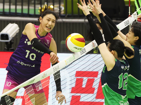 Kim Yeon-koung of the Incheon Heungkuk Life Pink Spiders, left, attacks during a V League game against Suwon Hyundai Engineering & Construction Hillstate at Suwon Gymnasium in Suwon, Gyeonggi on Tuesday. [YONHAP] 
