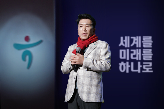 Hana Financial Group Chairman Ham Young-joo speaks at an event attended by the company employees on the company’s core strategies at a hall in central Seoul on Jan. 29. [NEWS1]