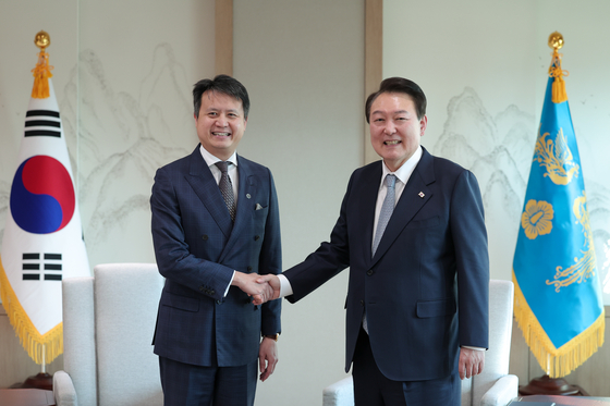 President Yoon Suk Yeol, right, shakes hands with Daren Tang, director-general of the World Intellectual Property Organization, on Wednesday. [PRESIDENTIAL OFFICE]