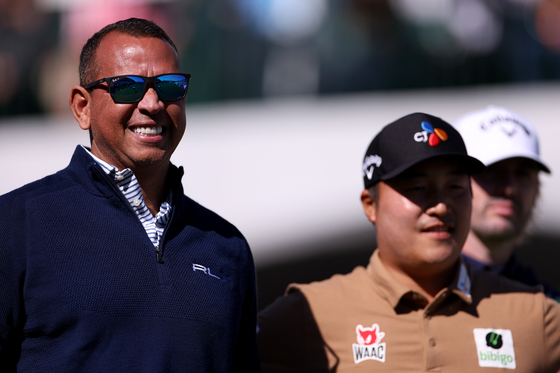 Alex Rodriguez, left, stands with Lee Kyoung-hoon on the 16th tee during the 2023 Annexus Pro-Am prior to the WM Phoenix Open at TPC Scottsdale on Wednesday in Scottsdale, Arizona.  [GETTY IMAGES]