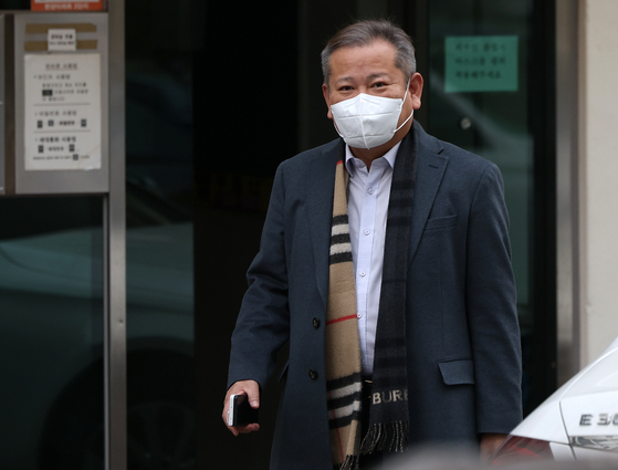 Interior and Safety Minister Lee Sang-min leaves his residence in Gangnam District, southern Seoul, Thursday afternoon, a day after the National Assembly passed an impeachment motion suspending him from his duties. [NEWS1]