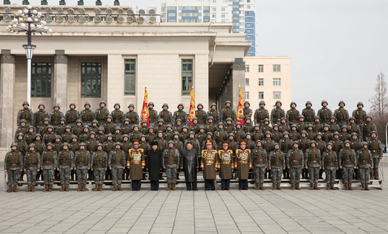 North Korean leader Kim Jong-un poses with top military brass and participants in the Feb. 8 military parade in Pyongyang in a commemorative photo released by the Korean Central News Agency on Thursday. To his immediate left stands Ri Pyong-chol, vice chairman of the Central Military Commission of the ruling Workers' Party. [YONHAP]