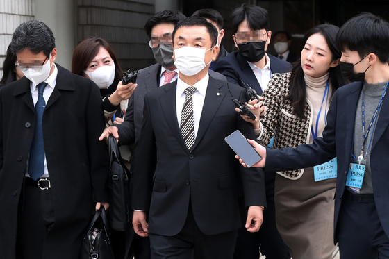 Kwon Oh-soo, the former head of Deutsch Motors, leaves the Seoul Central District Court in southern Seoul Friday. [YONHAP] 