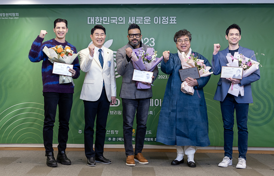 From left, Italian TV personality Alberto Mondi, Suncheon city mayor Roh Kwan-kyu, Indian TV personality Abhishek Gupta (also known as Lucky), Korean pansori (traditional Korean narrative singing) performer Bae Il-dong and German TV personality Daniel Lindemann pose for photos after the press event for the 2023 Suncheonman Garden Expo at the Korea Press Center in Jongno District, central Seoul, on Friday. [YONHAP]