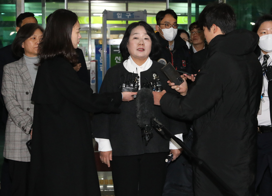 Independent Rep. Yoon Mee-hyang speaks to reportersat the Seoul Western District Court on Friday after a hearing on her alleged embezzlement case. [NEWS1]