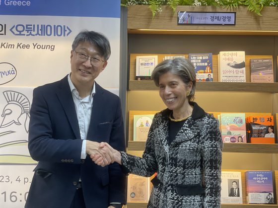 Ambassador of Greece to Korea Ekaterini Loupas, right, shakes hands with Kim Kee-young, translator of Homer's ″Odyssey,″ at an event introducing Greek epic poems in celebration of International Greek Language Day on Feb. 9, at Youngpoong Bookstore's Jongno District branch in central Seoul on Thursday. [EMBASSY OF GREECE]