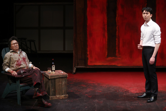 The Korean production of the play ″Red″ is being staged at the Seoul Arts Center. [YONHAP]