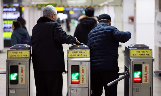 Elderlies enters a subway in Seoul. [YONHAP]