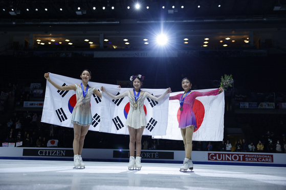 From left: Silver medalist Kim Ye-lim, gold medalist Lee Hae-in and bronze medalist Mone Chiba pose for a photo at the ISU Four Continents Figure Skating Championships at Broadmoor World Arena in Colorado on Feb. 10. [REUTERS/YONHAP]