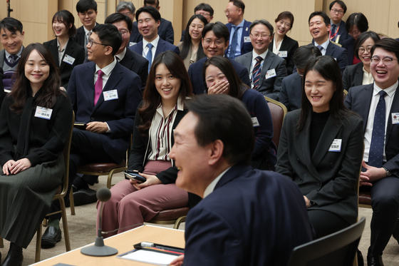 President Yoon Suk Yeol talks with public servant in Sejong on Feb. 7. [PRESIDENTIAL OFFICE]