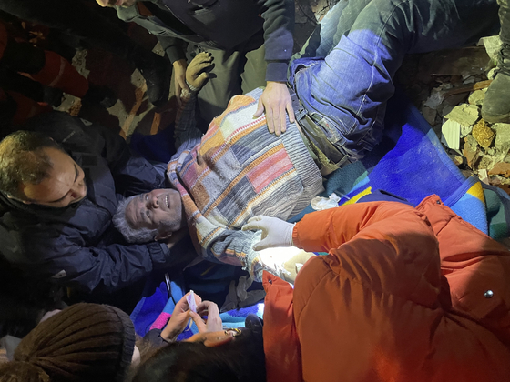 The Korea Disaster Relief Team (KDRT) rescues a man in his 70s from rubbles in Hatay, Turkey Thursday. [FOREIGN MINISTRY]