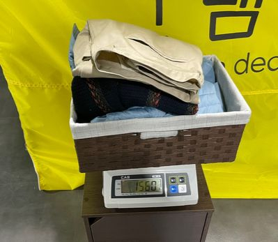 A scale at the "kilo shop" Gram Deal shows clothes weighing 1,560 grams that cost about 45,000 won. [YOO JI-YOEN]