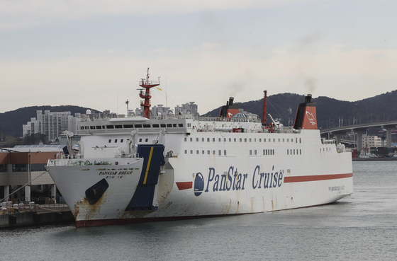 A Pan Star cruise docks in Busan on Dec.1 after its trip to Osaka, Japan. The cruise operator will be operating a passenger ship to Tsushima Island starting Feb. 25. [YONHAP]
