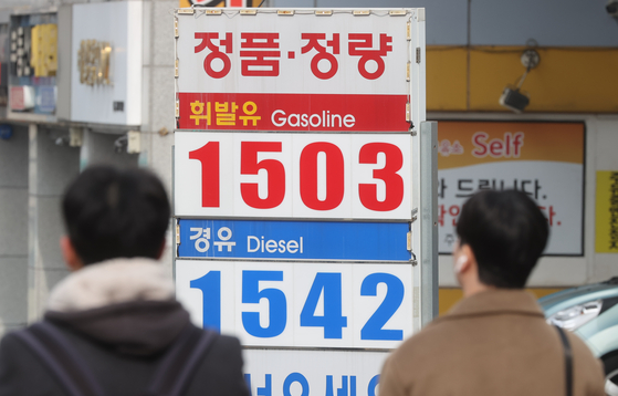 Gasoline and diesel prices are posted at a gas station in Seoul on Sunday. Gasoline prices rose while diesel fell, narrowing the difference in their prices to a 40-won range. The average gasoline price per liter for the second week of February rose by 3.0 won to 1,578.6 won. [YONHAP]