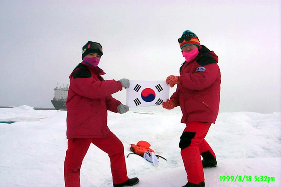 Kang Sung-ho, right, president of Korea Polar Research Institute (Kopri), during Korea's first expedition to the Arctic region in 1999 [KOPRI] 