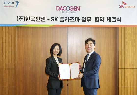 SK plasma CEO Kim Seung-ju, right, and Janssen Korea CEO Cherry Huang take a photo after signing an agreement. [SK PLASMA] 