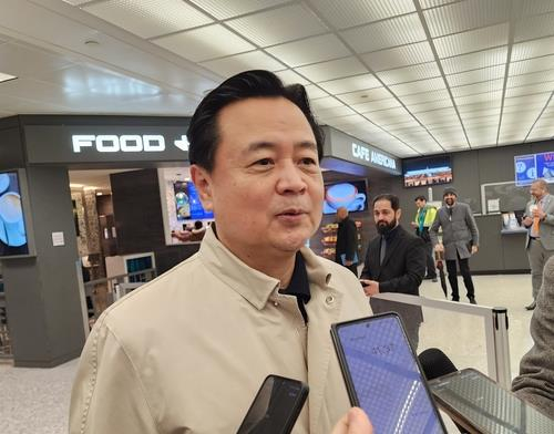Korea's First Vice Foreign Minister Cho Hyun-dong speaks to reporters after arriving in Washington on Sunday for talks with his U.S. and Japanese counterparts. [YONHAP]