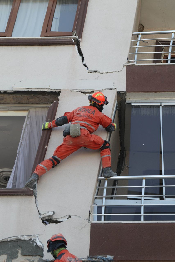 A member of the Korea Disaster Relief Team (KDRT) scales an apartment building damaged by the earthquake a week ago in Antakya, the capital of Hatay province in Turkey, while looking for survivors. The 118 of the Korean relief team, which arrived in Turkey on Wednesday, has so far rescued eight survivors including a two year old. [KOREA DISASTER RELIEF TEAM]  