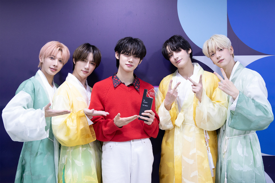 Boy band Tomorrow X Together poses after receiving the first-place trophy from the SBS music program "Inkigayo" on Sunday [BIGHIT MUSIC]