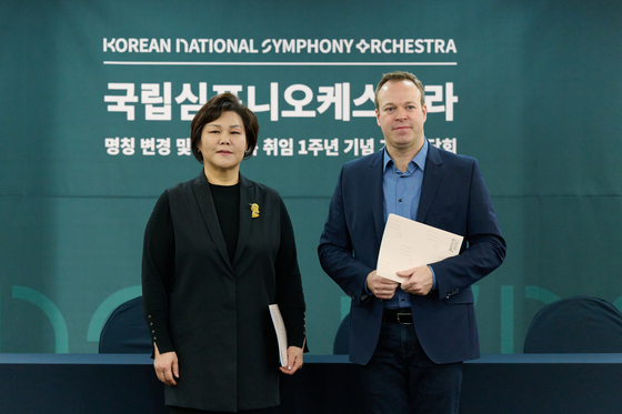 Choi Jung-sook, CEO of the Korea National Symphony Orchestra, left, and Daniel Reiland, the artistic director, during its press conference held on Monday at the Press Center in central Seoul. [KNSO]
