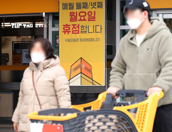 Customers shop at Emart in Daegu on Sunday. It was the first time in 11 years where major discount marts in Daegu was opened on the second Sunday. [NEWS1]