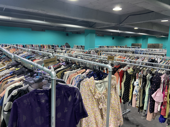 Gram Deal, a thrift shop in Gwangjin District, eastern Seoul, offers clothing to consumers for 2,900 won ($2.3) per 100 grams (0.22 pounds) [YOO JI-YOEN] 