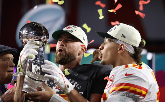 Kansas City Chiefs' Travis Kelce, left, and Patrick Mahomes celebrate with the Vince Lombardi Trophy after defeating the Philadelphia Eagles in the 2023 Super Bowl at State Farm Stadium in Glendale, Arizona on Feb. 12. [EPA/YONHAP]