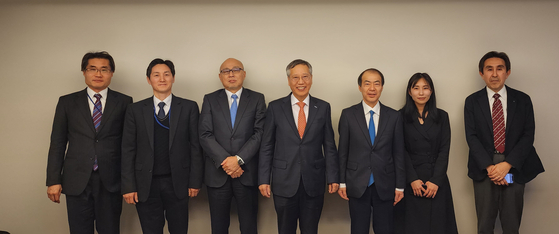 Bahn Jahng-shick, CEO of the Korea Minting, Security Printing & ID Card Operating (Komsco), stands fourth from left at the International Mint Directors Network (IMDN) held in Berlin on Feb. 4.