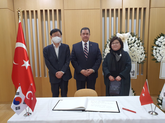 Cheong Chul-gun, CEO of the Korea JoongAng Daily, left, and Choi Ji-young, executive editor of Korea JoongAng Daily, right, pose for a commemorative photo with Turkish Ambassador to Korea Murat Tamer, center, after paying condolences at the Embassy of Turkey in central Seoul Monday. The Korea JoongAng Daily presented a donation for earthquake relief to the Turkish Embassy on the same day. [SARAH KIM]