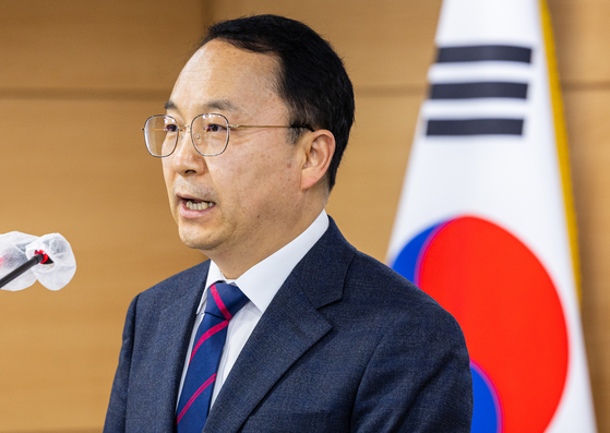 Unification Ministry spokesman Koo Byoung-sam speaks at a regular press briefing at the Central Government Complex in Jongno District, central Seoul on Monday. [YONHAP]