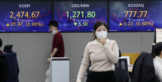 A screen in Hana Bank's trading room in central Seoul shows stock and foreign exchange markets open on Tuesday. [NEWS1]