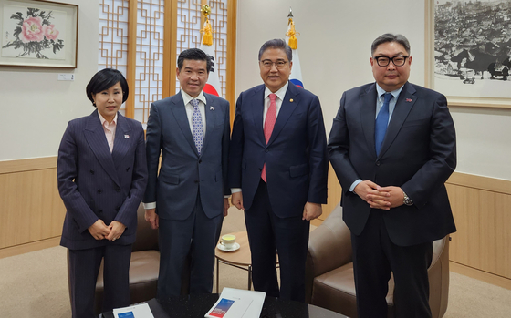 From left, Citibank Korea CEO Yoo Myung-soon, The American Chamber of Commerce in Korea (Amcham Korea) CEO James Kim, President of Qualcomm Asia Pacific Kwon Oh-hyung and Minister of Foreign Affairs Park Jin met in the office of Foreign Ministry on Tuesday to discuss economic cooperation between Korea and the United States. [AMCHAM KOREA]