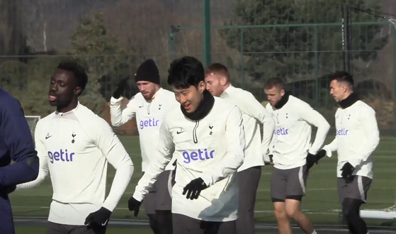 Son Heung-min, center, trains with the Tottenham Hotspur squad ahead of a Champions League fixture against AC Milan on Tuesday. [ONE FOOTBALL]