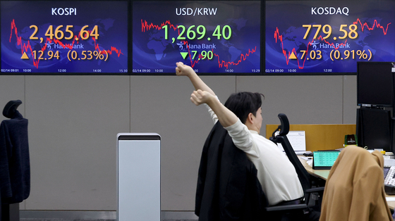A screen in Hana Bank's trading room in central Seoul shows the Kospi closing at 2,465.64 points on Tuesday, up 12.94 points, or 0.53 percent, from the previous trading day. [YONHAP]