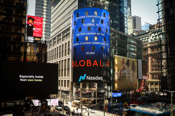A message on Nasdaq Market Site congratulating the listing of the Global X Cloud computing ETF in New York's Time Square in April 2019 [MIRAE ASSET GLOBAL INVESTMENTS]