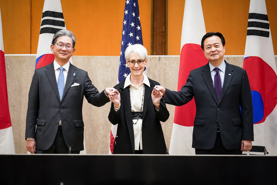 From right, South Korean First Vice Foreign Minister Cho Hyun-dong, U.S. Deputy Secretary of State Wendy Sherman and Japanese Vice Foreign Minister Takeo Mori pose for a photo ahead of their trilateral talks at the U.S. Department of State in Washington on Monday. [FOREIGN MINISTRY] 