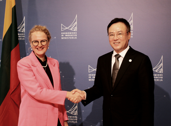 Ausrine Armonaite, Lithuania's minister of economy and innovation, left, with Vice Chairman and CEO at SK Inc. Jang Dong-hyun during Jang's visit to Vilnius on Sept. 19, 2022. [YONHAP] 