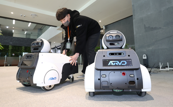 Arvo, a security patrol robot, is running a test patrol in the central building of the Sejong government complex on Tuesday afternoon. Capable of detecting fires, gas leaks and intruders with its sensors, the robot cop will use CCTVs and internet of things (IoT) technology to monitor and patrol the building from Wednesday. [YONHAP]