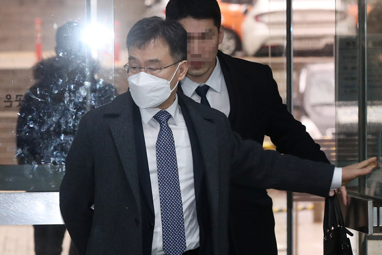 Kim Man-seok, former journalist and key figure to the Daejang-dong development scheme, enters the court in Seocho-dong, Seoul handling the case on Feb. 10. [YONHAP] 