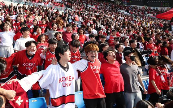 Students of Korea University cheer during the Korea-Yonsei 2002 derby baseball game at Jamsil Baseball Stadium in south Seoul on October 27, 2022.  [YONHAP]
